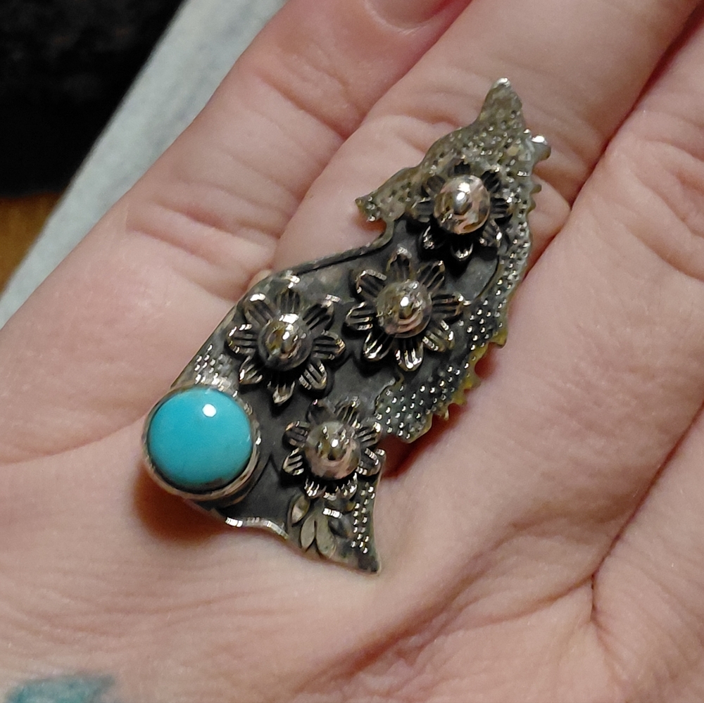 Silver and Turquoise Wolf Floral Statement Ring - Picture 6 of 14